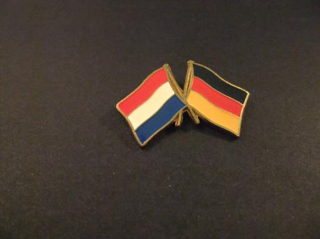 Nederland-Duitsland twee vlaggen naast elkaar